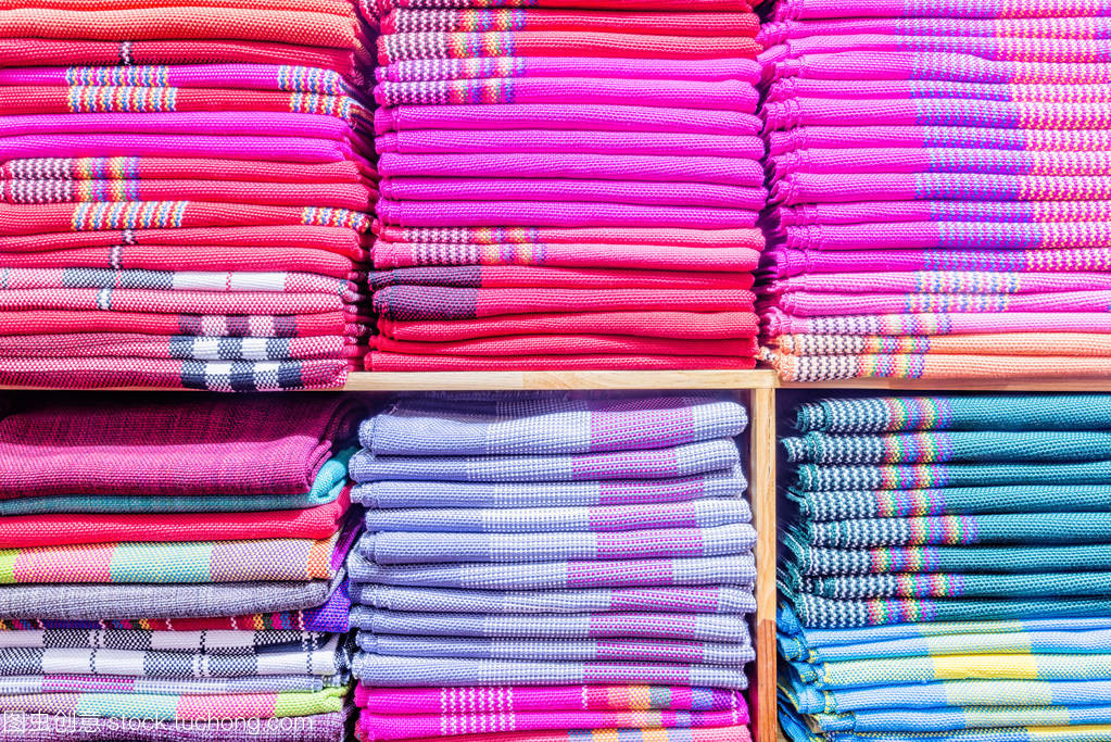 壁橱中的色彩盛宴 针织品的时尚宣言